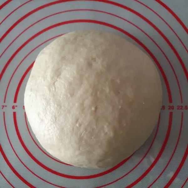 Uleni sampai tidak lengket di tangan (kalau masih lengket, bisa ditambahkan sedikit tepung).