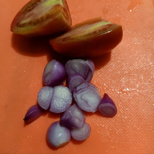 Cuci bersih tomat lalu potong. Kupas bawang merah lalu potong dua lalu sisihkan