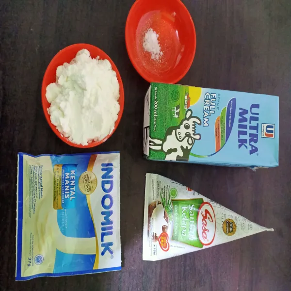 Membuat vla setup : siapkan bahan lalu campur. aduk hingga tepung maizena larut semua.