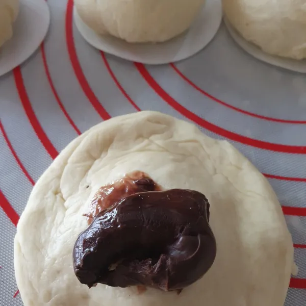 Ambil 1 bagian, pipihkan. Beri 1 sdt isian.