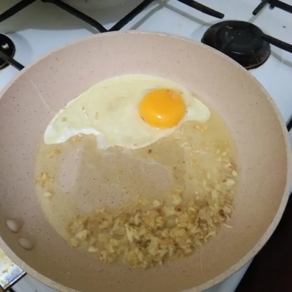 Masukan telur, tambahkan sedikit garam kemudian orak arik telur