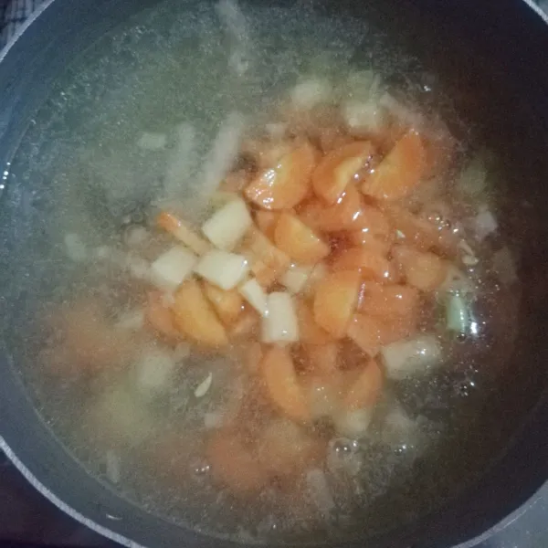 Masukan wortel dan kentang, tunggu hingga mendidih.