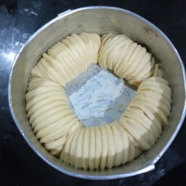Letakkan dough di dalam loyang bulat diameter 20 cm yang sudah diolesi dengan margarin, proofing selama ±20 menit sambil panaskan oven.