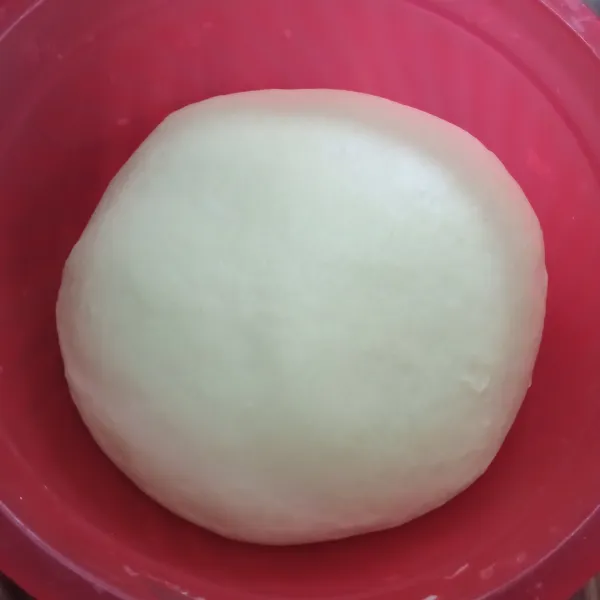 Setelah mengembang dua kali lipat, kempiskan adonan, lalu bagi dough menjadi 5 bagian, bulatkan masing-masing bagian, istiratkan selama ±20 menit.