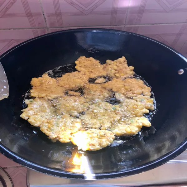 Panaskan minyak secukupnya lalu goreng adonan hingga berwarna kecoklatan. Angkat, tiriskan dan siap disajikan.