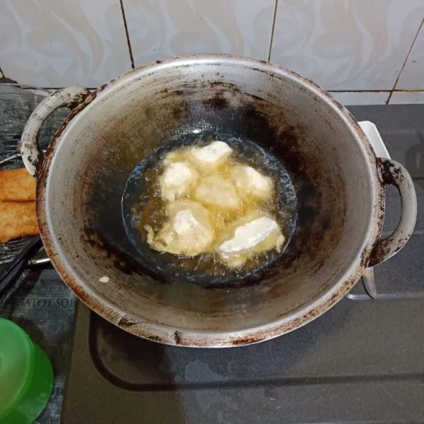 Balur ikan dengan adonan tepung, goreng hingga matang.