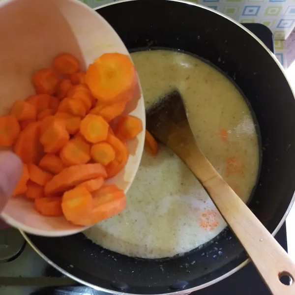 Masukan wortel, masak sebentar hingga setengah matang.