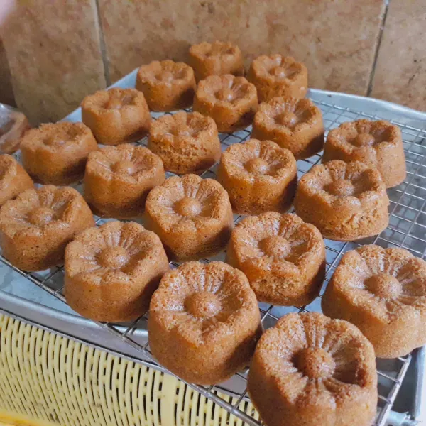 Keluarkan dari cetakan.