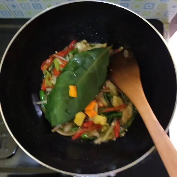 Panaskan minyak goreng, tumis cabai dan bawang sampai harum. Lalu tambahkan lengkuas, kunyit, jahe dan daun salam masak hingga daun salam layu.