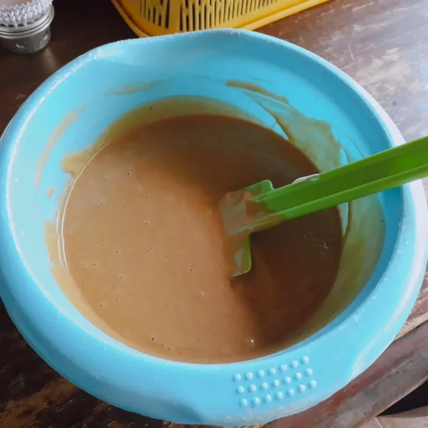 Tambahkan mentega, aduk rata dengan spatula.