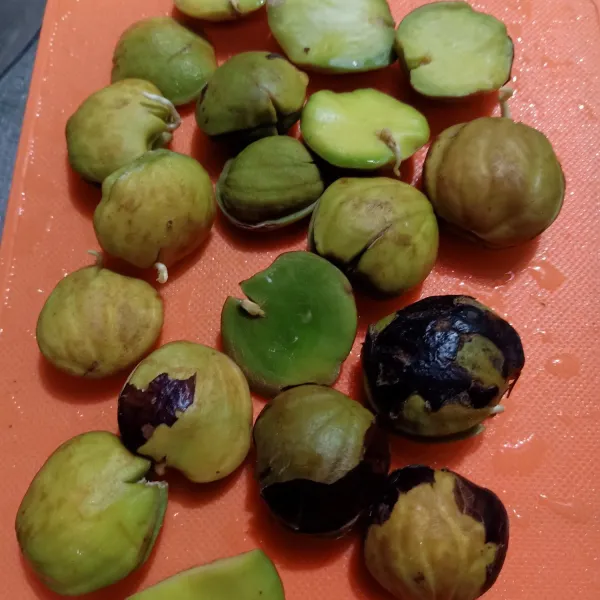 Cuci bersih jengkol dan kupas kulitnya.