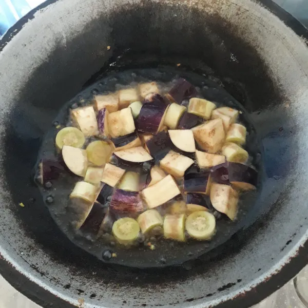 Selanjutnya goreng terong hingga matang, sisihkan.