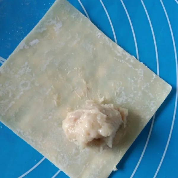 Siapkan kulit pangsit, isi dengan bahan isian pangsit