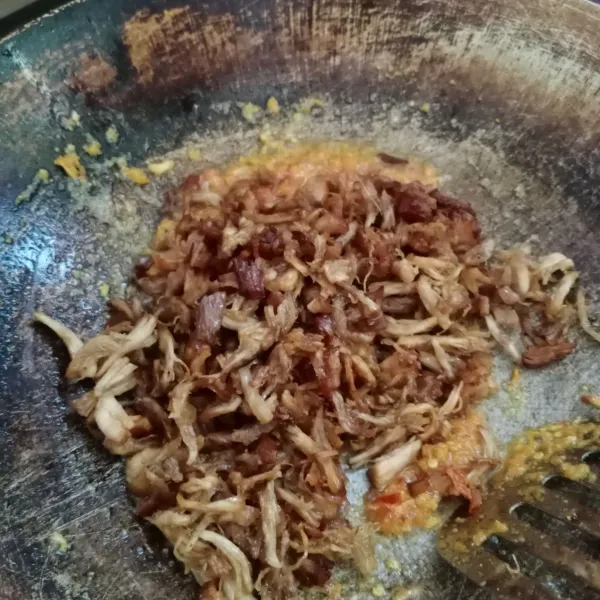 Masukan ayam suwir goreng, aduk rata.