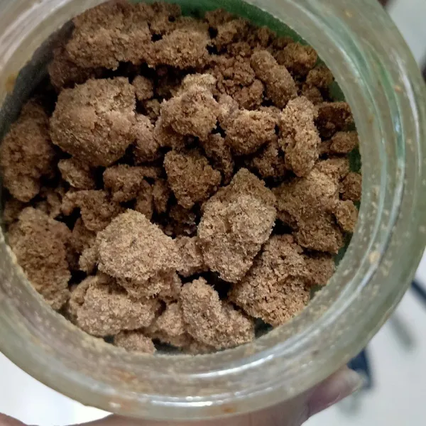 Masukkan terasi ke wajan. Lalu masukkan garam dan gula pasir.