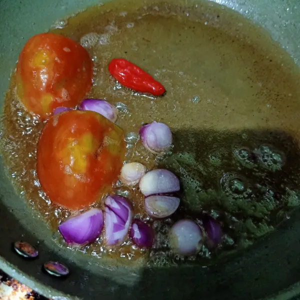 Siapkan wajan isikan minyak sedikit. Lalu masukkan tomat, bawang merah dan cabe rawit.