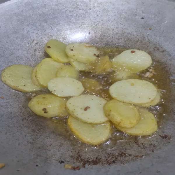 Kupas kentang yang sudah dicuci bersih, iris-iris dan goreng