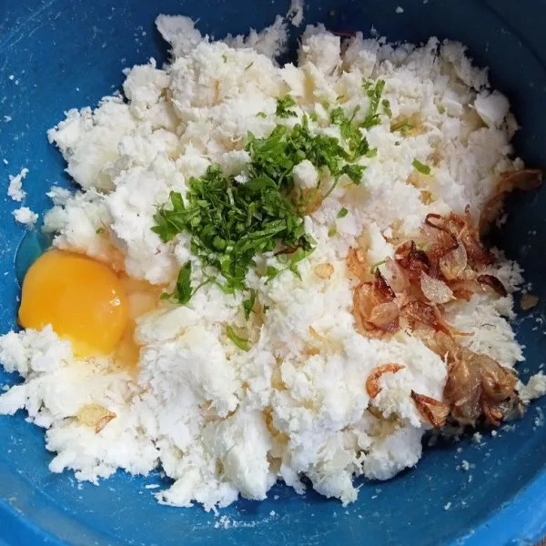 Masukkan telur, bawang merah goreng, seledri yang dirajang halus, garam, dan kaldu jamur. Aduk rata.