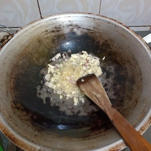 Membuat saus : Tumis bawang hingga harum.