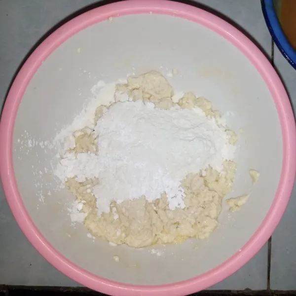 Aduk rata, masukkan tepung tapioka dan terigu.