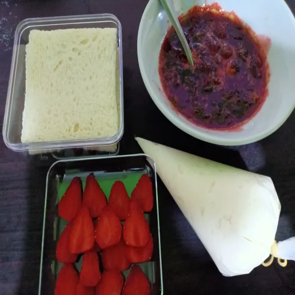 Iris 5 strawberry tadi untuk pinggiran box. 1 buah dipotong menjadi 3.