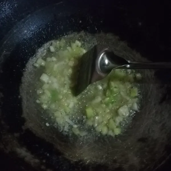 Tumis bawang putih halus dan daun bawang hingga harum.