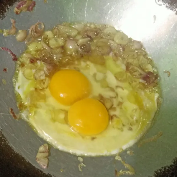 lalu pecahkan telur dan masukan kedalam wajan berisikan osengan bawang ,aduk rata seperti membuat orak arik telur.