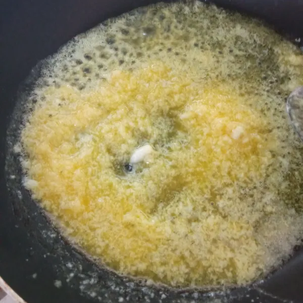 Cairkan unsalted butter di atas pan, set ke api kecil. Masukkan unsalted butter, tambahkan garam, masak hingga garlic harum, segera matikan api.