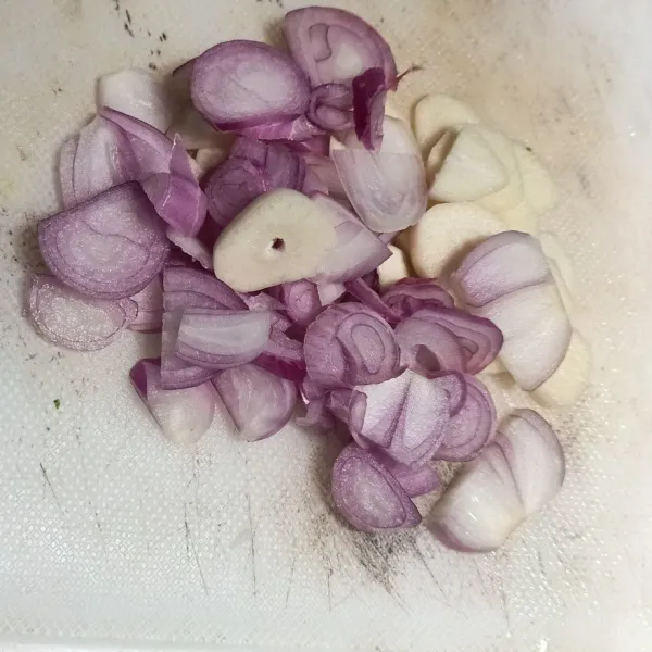 Bawang merah dan bawang putih kupas kulitnya lalu iris tipis-tipis dan sisihkan
