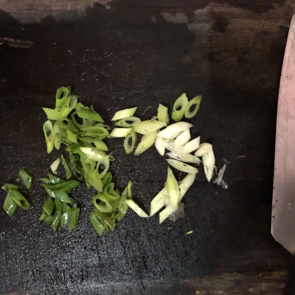 Potong-potong daun bawang, geprek bawang putih.