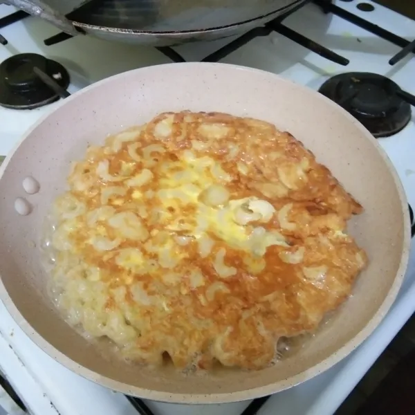 Panaskan teflon dengan minyak secukupnya, dadar macaroni hingga matang di kedua sisinya, tiriskan