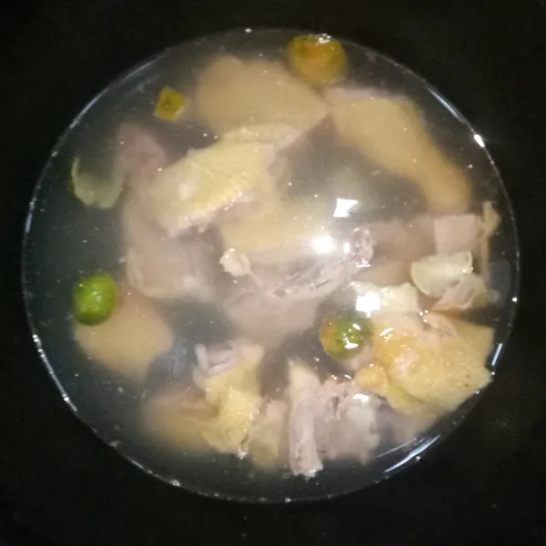 Rendam daging ayam dengan perasan jeruk nipis sambil ditinggal menyiapkan bumbu. Kemudian cuci bersih.