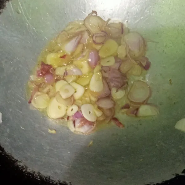 siapkan wajan lalu beri minyak. setelah panas lalu masukkan irisan bawang merah dan bawang putih.oseng sampai tercium harum