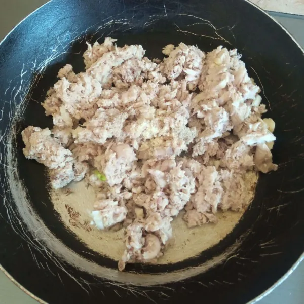 Tumis ayam tambah garam, totole, dan merica bubuk. aduk-aduk lalu masak hingga kering