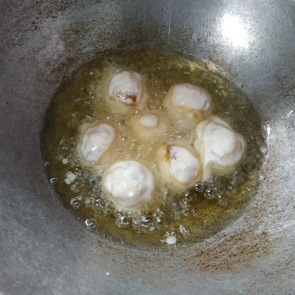 Celupkan bola-bola singkong kedalam adonan tepung kemudian goreng hingga matang.