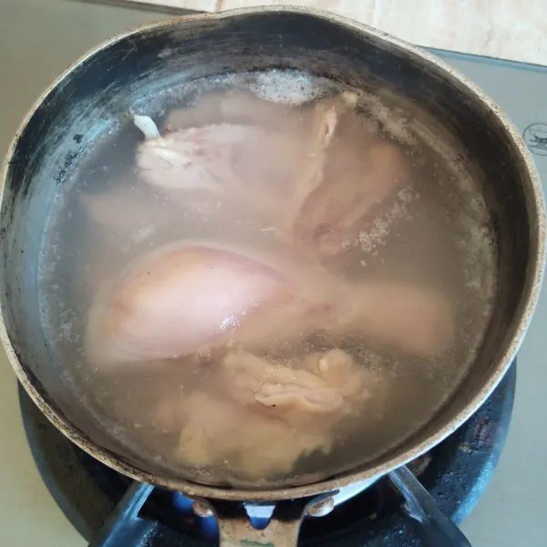 Didihkan air, masukkan ayam lalu rebus sampai ayam matang. jangan buang air rebusannya