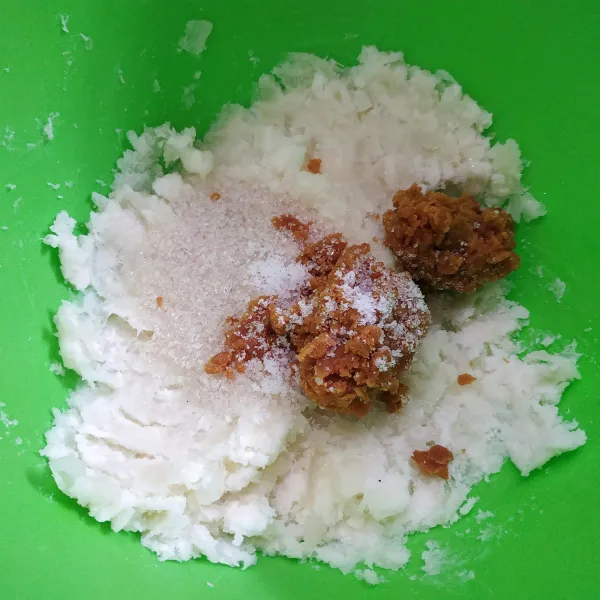 Tambahkan gula merah dan garam aduk hingga tercampur rata.