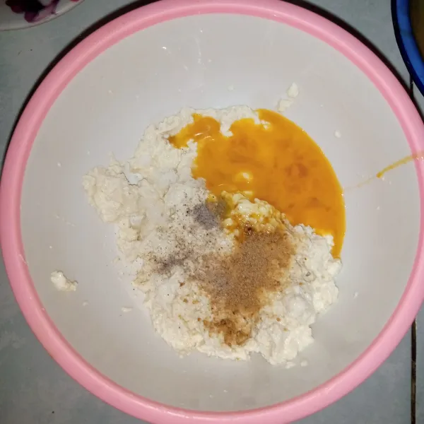 Hancurkan tahu menggunakan tangan tambahkan telur, garam, merica dan kaldu bubuk.