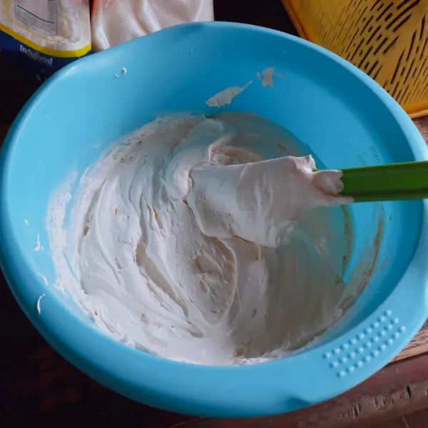 Masukkan campuran terigu, mixer dengan kecepatan rendah asal rata saja