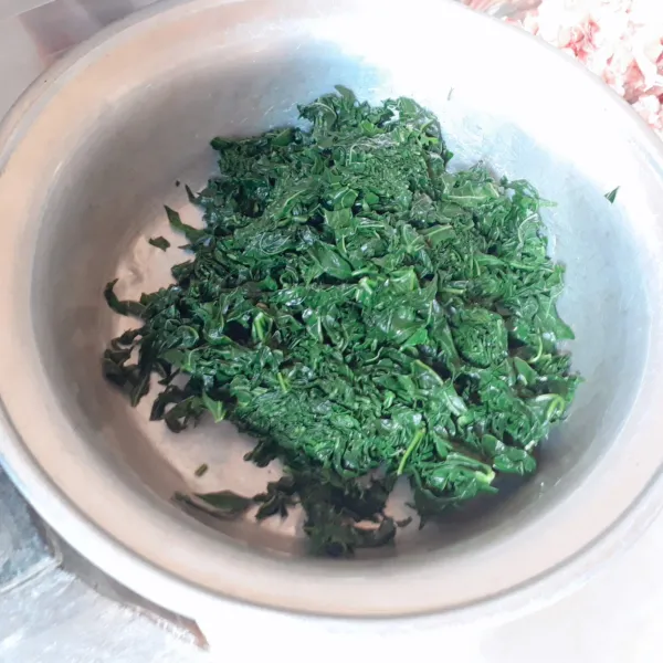 Rebus daun pepaya jepang dalam air mendidih selama 1 menit. Cuci bersih & peras airnya. Potong tebal 1 cm.