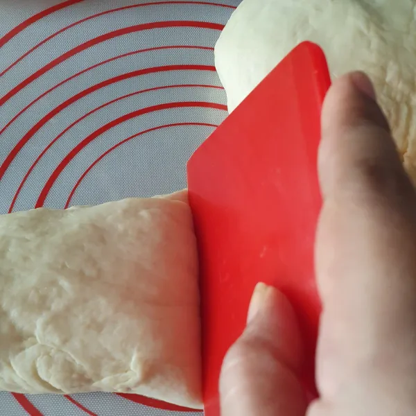 Bagi adonan menjadi beberapa bagian (kurang lebih 6-7), bulatkan.