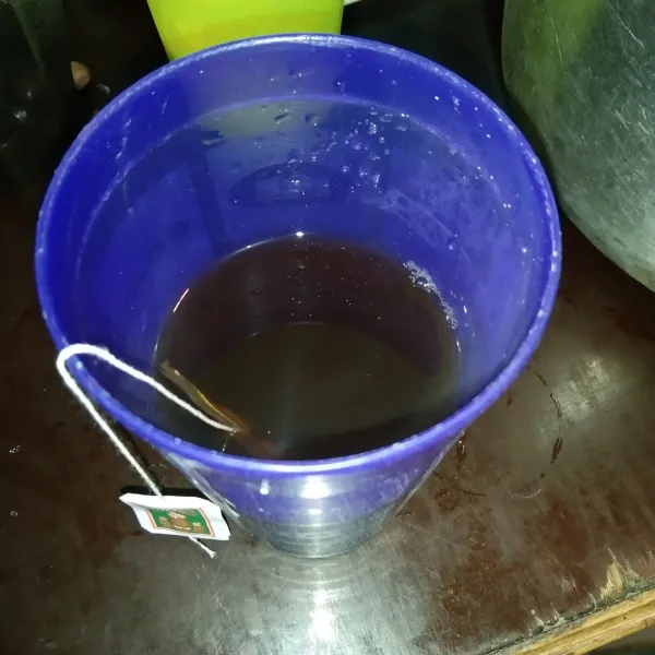 Seduh teh celup dan gula secukupnya sesuai selera dengan air panas.