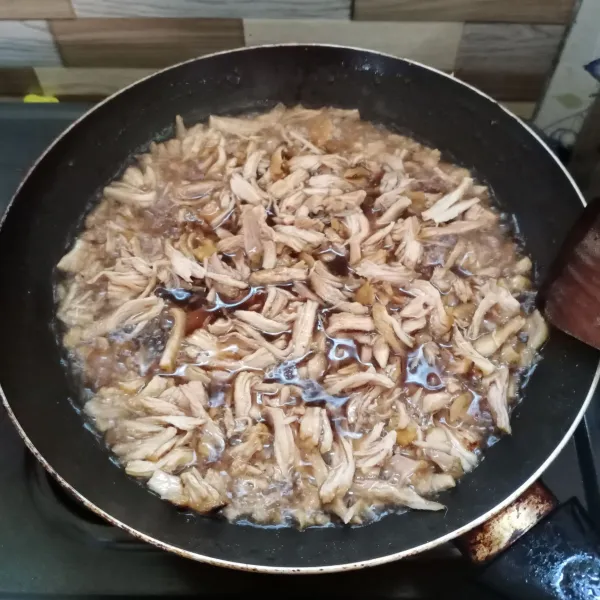 Goreng ayam suwir sampai setengah kering. Angkat, tiriskan.