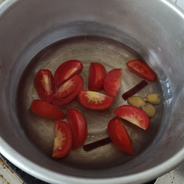 Masak sampai mendidih kembali lalu biarkan panasnya hilang dan sajikan.