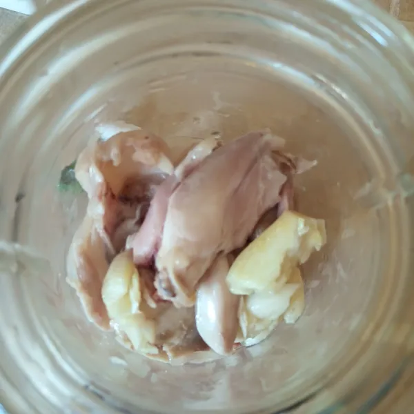 Pisahkan ayam rebus dengan tulangnya, blender kasar tambahkan bawang putih