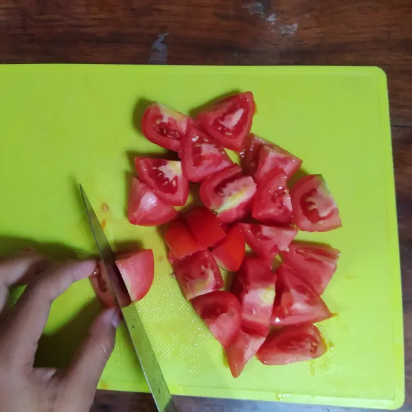 Cuci tomat lalu potong-potong.