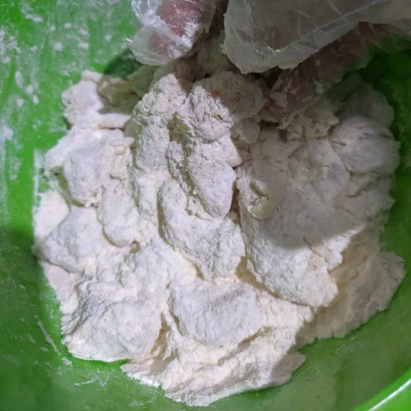Jika sudah didiamkan 5 menit, masukan ayam ke dalam bahan kering. Sambil ditekan tekan agar tepung merekat.