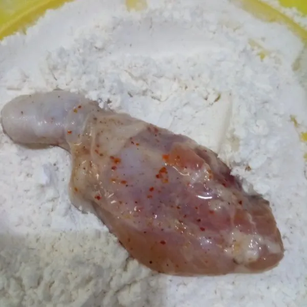 Ambil paha ayam, balut dengan adonan tepung secara merata. Kemudian celupkan kembali ke putih telur dan balur kembali dengan adonan tepung sambil sedikit dicubit-cubit.