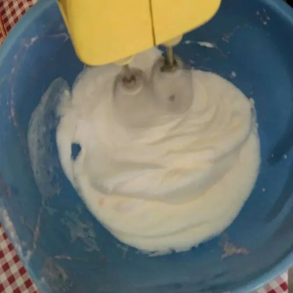 Kocok putih telur dengan menggunakan mixer, sampai kaku