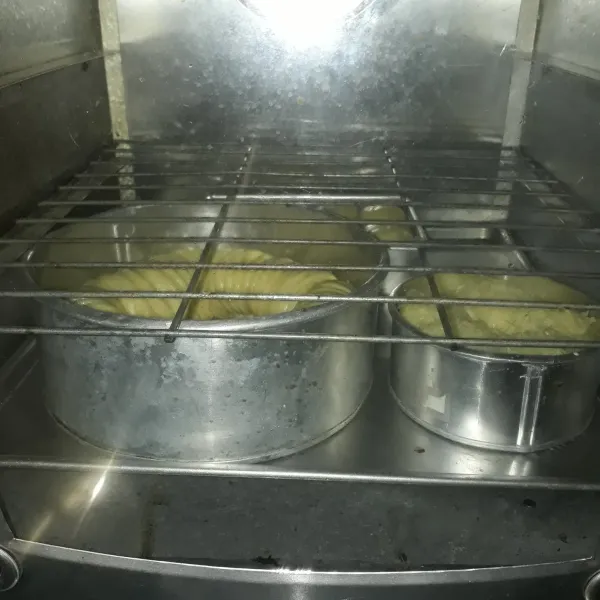 Setelah mengembang oven hingga matang. Lalu angkat dan olesi permukaan roti dengan margarin.